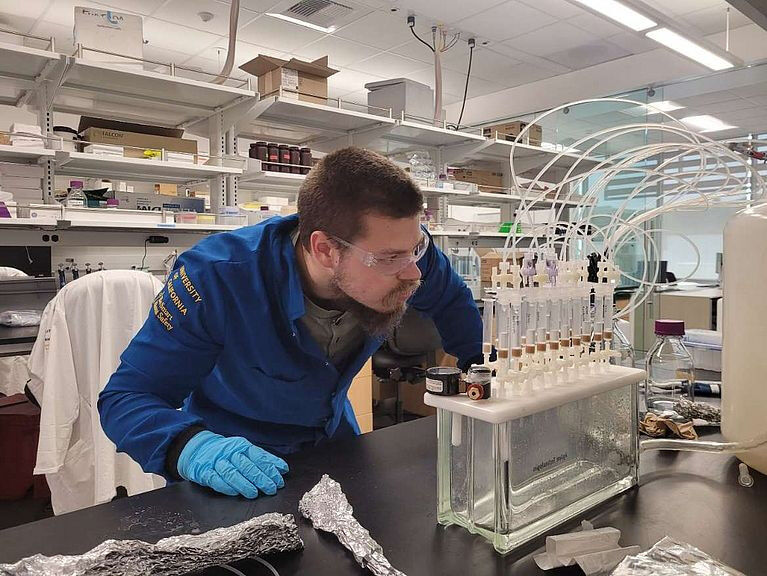 Umwelt - Tilman Schramm, Doktorand in der Gruppe von Daniel Petras und ehemaliger Masterand an der Universität Tübingen, extrahiert gelöste organische Moleküle aus Meerwasserproben für die Massenspektrometriea Umwelt