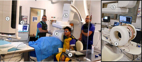 Physik - Blick in das Angiographielabor während der ersten MPI-Untersuchung am Menschen. Von links: Viktor Hartung (Interventionalist), Patrick Vogel (Proband) und Philipp Gruschwitz (Sicherheitsbeauftragter). Physik